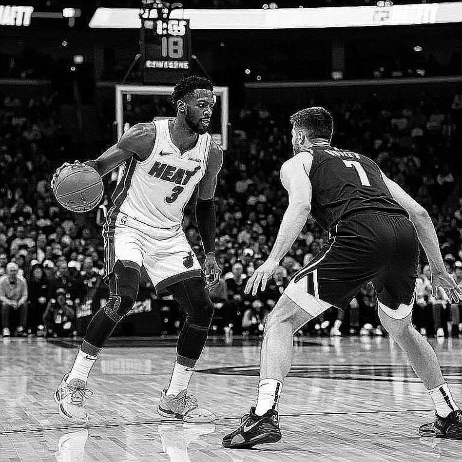 Chiếc áo số 9 của LeBron James và luật số 6 mà truyền thông bỏ quên