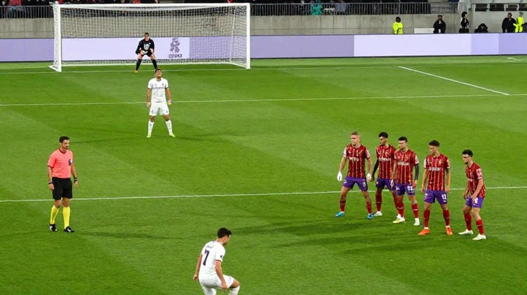 Đôi giày bí ẩn của Mbappé: Khi một hãng chạy bộ tuyên chiến với Nike và adidas