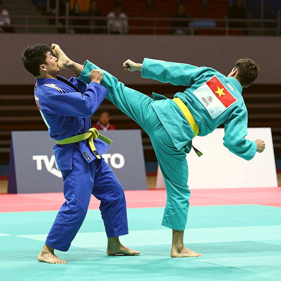 Vì sao luật đòn ném, không phải sức mạnh, quyết định chung kết sanda 56kg giữa Đinh Văn Tâm và Ou Jiaming